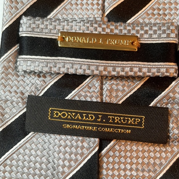 Donald Trump Signature Collection Black, Silver & White Striped Design 100%Silk - Picture 4 of 4